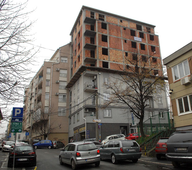 Фушерај при зидању: Фасада држи, а темељи клизе